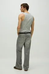 Musculosa gris de punto acanalado, corte ajustado y cuello redondo.