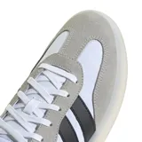 Championes Adidas Barreda Decode, color blanco con detalles en negro y gris. Zapatillas de estilo urbano con suela gruesa y las tres tiras características de la marca en los laterales.
