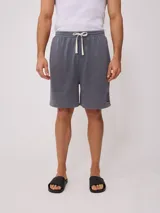 Short gris de felpa, corte loose fit, con cintura elástica ajustable con cordón.
