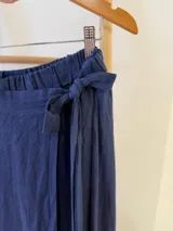 Falda larga azul de lino, con cintura elastizada y lazo lateral.