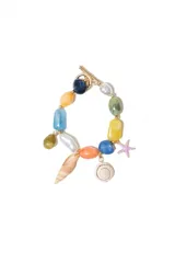 Pulsera con cuentas de colores y dijes de caracolas, estrella de mar y perlas. Cierre tipo toggle dorado.