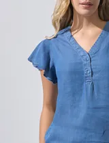 Blusa celeste de lyocell, marca Alex & Parker, con cuello a la base y escote en V. Manga 3/4 con terminación fruncida.