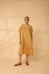 Vestido midi color celeste con escote en V y mangas cortas.
