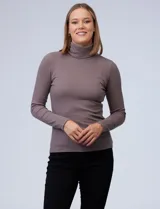 Polera de tejido rib, color marrón, con cuello alto y diseño ajustado.