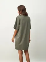 Vestido gris oscuro de corte recto, con cuello redondo y mangas cortas.