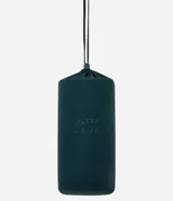 Campera puffer ultraligera color marrón, confeccionada en poliamida acolchada, con cuello alto y cierre por cremallera. Incluye bolsita con cordón.