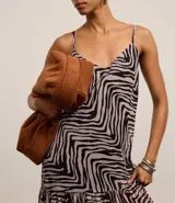 Vestido largo evasê de crepé con estampado de cebra, breteles finos y escote en V en la parte delantera y trasera.