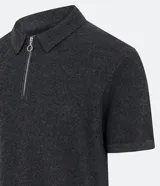 Polo de hombre color gris oscuro, corte comfort, confeccionada en tejido modal texturizado. Tiene cuello inglés, cremallera en el pecho y mangas cortas.