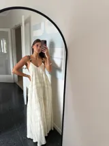 Vestido largo color beige con estampado geométrico en negro, breteles finos regulables y escote en V.