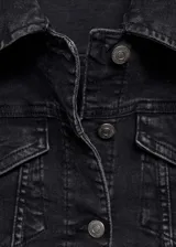 Chaqueta de jean negra con cuello clásico, cierre frontal con botones metálicos, dos bolsillos de parche en el pecho con botón, dos bolsillos laterales y mangas largas con puños abotonados.