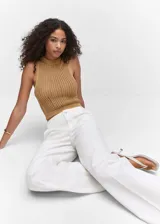 Pantalón de jean blanco de corte recto, tiro medio y largo hasta el tobillo.