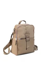 Mochila color beige combinada en tela impermeable y cuero sintético, con correa corta para usar como cartera. Incluye un bolsillo grande con cierre al frente y bolsillos laterales.