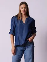 Blusa de lyocell azul, marca Alex & Parker, con cuello a la base y escote en V. Manga ¾ con terminación fruncida.