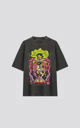 Remera negra de corte oversize con estampado sublimado en la espalda con diseño de tarot.
