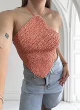 Top halter de crochet tejido a mano, color salmón con efecto jaspeado en blanco/crema. Diseño de pañuelo con punto en diagonal.