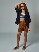 Kimono color blanco con bordado calado, mangas 3/4 y bolsillos laterales.