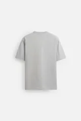 Camiseta negra de algodón de corte regular, con cuello redondo con ribete doble y mangas cortas.
