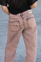 Pantalón de jean gris oscuro, de corte recto y tiro medio, con costuras decorativas en contraste.