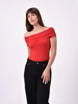 Body manga corta con escote off-shoulder.