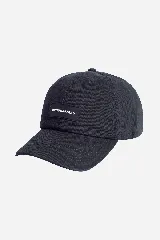 Gorro color marrón con visera y logo de la marca en etiqueta de goma. Ajuste trasero con broche metálico.