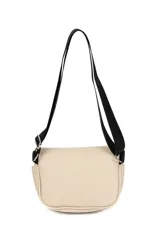 Riñonera color crema con correa ajustable negra, múltiples bolsillos con cierre y tachas decorativas.