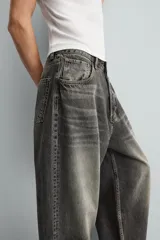 Pantalón de jean azul grisáceo con efecto lavado, corte amplio y tiro alto.