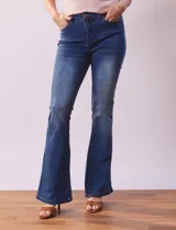 Jean bootcut de tiro alto, pierna recta y terminación bootcut. Pretina con pasadores, botón y cierre. Delantera y trasera con bolsillos.