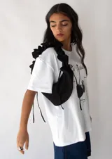Cartera petite negra con asa fruncida convertible para usar corta, larga o cruzada.