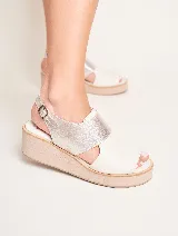 Sandalia de cuero color blanco con plataforma de 2 cm y taco de 5 cm.