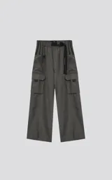 Pantalón cargo de silueta oversize, color gris oscuro/verde militar, con cintura elástica y cinturón de cinta negra ajustable con hebilla de plástico. Presenta bolsillos cargo amplios a los lados de las piernas.