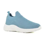 Zapatilla deportiva celeste de tela tejida con suela blanca.