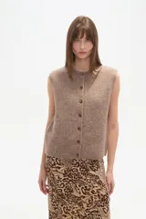 Chaleco de tejido de punto acanalado, color marrón claro jaspeado, sin mangas y con cierre frontal de botones pequeños.