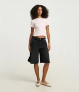 Blusa color beige de viscosa con elastano, de manga corta, cuello redondo, textura acanalada y bajo ondulado.