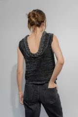 Musculosa azul marino tejida en hilo de algodón con trenza en el escote y espalda baja.