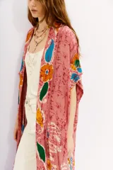 Kimono largo de viscosa color rosado con estampado floral en tonos celeste, amarillo y verde.