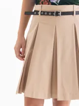 Pollera midi negra de calce al cuerpo con elástico en la cintura y recortes laterales con encaje.