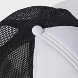 Gorra Adidas Trucker Mercedes-AMG Petronas Formula One Team, color blanco con paneles traseros de malla negra, logo de Mercedes bordado en el frente y logo de Adidas bordado en la visera.