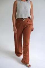 Pantalón de vestir color terracota, de corte sastrero y pierna ancha, confeccionado en lino italiano.