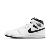 Zapatillas de caña media Air Jordan 1 Mid, color blanco con detalles en negro, con el logo de Air Jordan en el lateral y el logo de Nike en la lengüeta.