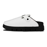 Zuecos blancos con suela de plataforma negra y hebilla ajustable.