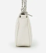 Cartera baguette color blanco con textura croco, asa corta de cadena plateada y cierre de cremallera.