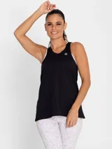 Musculosa deportiva negra de corte clásico con espalda racerback y logo pequeño en el ruedo.