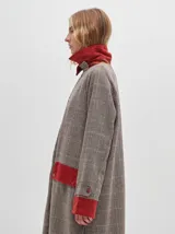 Trench larga hasta el piso con estampado en cuadrillé, confeccionada en lana con detalles de pana en puños y cuello.