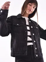 Campera de jean negra, estilo trucker, con cuello camisero, botones metálicos y bolsillos frontales con tapa.