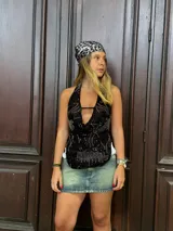 Pañuelo de seda con estampado animal print en tonos blanco, negro y gris.