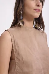 Blusa color beige de lino, sin mangas y corte recto.