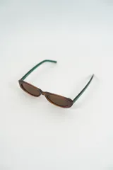 Lentes de sol con montura rectangular de carey y lentes oscuros.