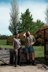 Remerón verde militar de corte holgado, con cuello redondo y estampado de sol y luna en tonos marrones.