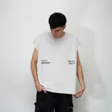 Musculosa blanca de algodón premium, corte oversize y sin mangas, con estampado minimalista en negro en el frente que incluye el texto "VENEFO® COMPANY" y "004@1994 .CCL™".