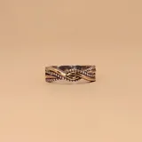 Anillo ancho de plata 925 con detalle de hilo de oro entrelazado. Diseño moderno y elegante.